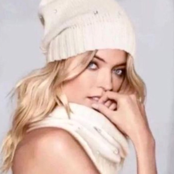 Victoria Secret Hat and Scarf Set NIP - Picture 2 of 4